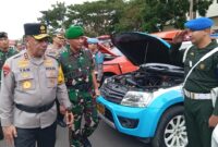 Kapolda Kepri Irjen Pol Yan Fitri Halimansyah Cek kondisi kendaraan yang akan digunakan dalam pengamanan selama libur Natal dan tahun baru, di Kepri, Jumat (20/12/2024). Matapedia6.com/ Luci