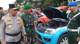 Kapolda Kepri Irjen Pol Yan Fitri Halimansyah Cek kondisi kendaraan yang akan digunakan dalam pengamanan selama libur Natal dan tahun baru, di Kepri, Jumat (20/12/2024). Matapedia6.com/ Luci
