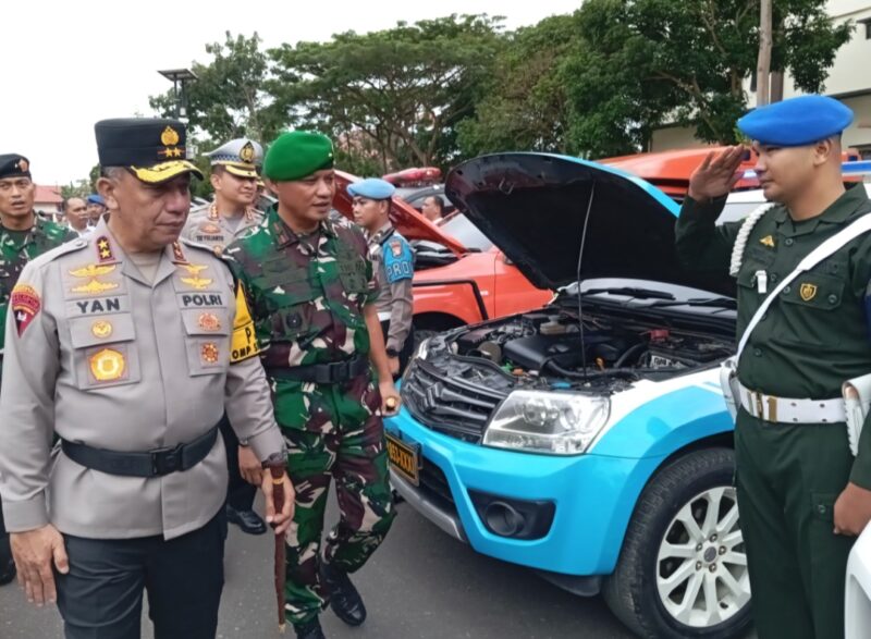 Kapolda Kepri Irjen Pol Yan Fitri Halimansyah Cek kondisi kendaraan yang akan digunakan dalam pengamanan selama libur Natal dan tahun baru, di Kepri, Jumat (20/12/2024). Matapedia6.com/ Luci
