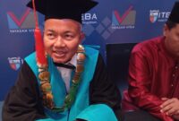 Prof. Dr. Ing Ir H. Hairul Abral, Rektor ITEBA saat diwawancara wartawan usai wisuda, Minggu (22/12). Foto:Rega/matapedia