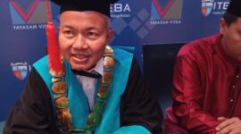Prof. Dr. Ing Ir H. Hairul Abral, Rektor ITEBA saat diwawancara wartawan usai wisuda, Minggu (22/12). Foto:Rega/matapedia