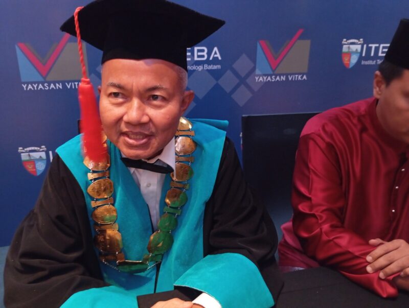 Prof. Dr. Ing Ir H. Hairul Abral, Rektor ITEBA saat diwawancara wartawan usai wisuda, Minggu (22/12). Foto:Rega/matapedia