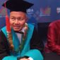 Prof. Dr. Ing Ir H. Hairul Abral, Rektor ITEBA saat diwawancara wartawan usai wisuda, Minggu (22/12). Foto:Rega/matapedia