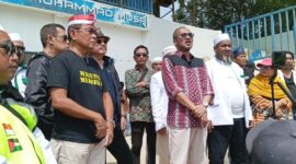 Tokoh nasional Said Didu dan mantan Ketua KPK Abraham Samad, bersama tim yang terdiri dari jurnalis senior, pengacara HAM, hadir di Lapangan Sepak Bola Dataran Muhammad Musa, Kelurahan Sembulang, Kecamatan Galang, Minggu (22/12/2024). Matapedia6.com/ Luci