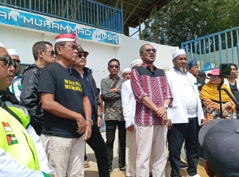 Tokoh nasional Said Didu dan mantan Ketua KPK Abraham Samad, bersama tim yang terdiri dari jurnalis senior, pengacara HAM, hadir di Lapangan Sepak Bola Dataran Muhammad Musa, Kelurahan Sembulang, Kecamatan Galang, Minggu (22/12/2024). Matapedia6.com/ Luci