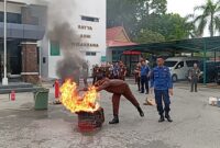 Pegawai Kejaksaan Negeri Batam saat padamkan api, Senin (23/12). Foto:Rega/matapedia