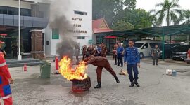 Pegawai Kejaksaan Negeri Batam saat padamkan api, Senin (23/12). Foto:Rega/matapedia