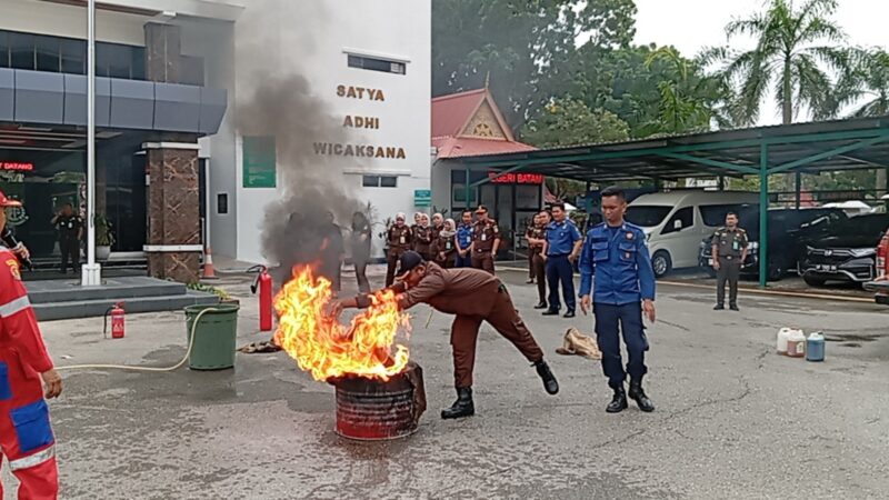 Pegawai Kejaksaan Negeri Batam saat padamkan api, Senin (23/12). Foto:Rega/matapedia