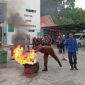 Pegawai Kejaksaan Negeri Batam saat padamkan api, Senin (23/12). Foto:Rega/matapedia