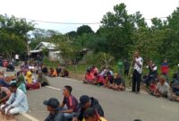 Warga Sembulang Hulu berkumpul di pos pengamanan warga pasca terjadi bentrokan yang mengakibatkan delapan warga terluka dan harus dirawat di rumah sakit, foto diambil beberapa waktu lalu. Matapedia6.com/Luci