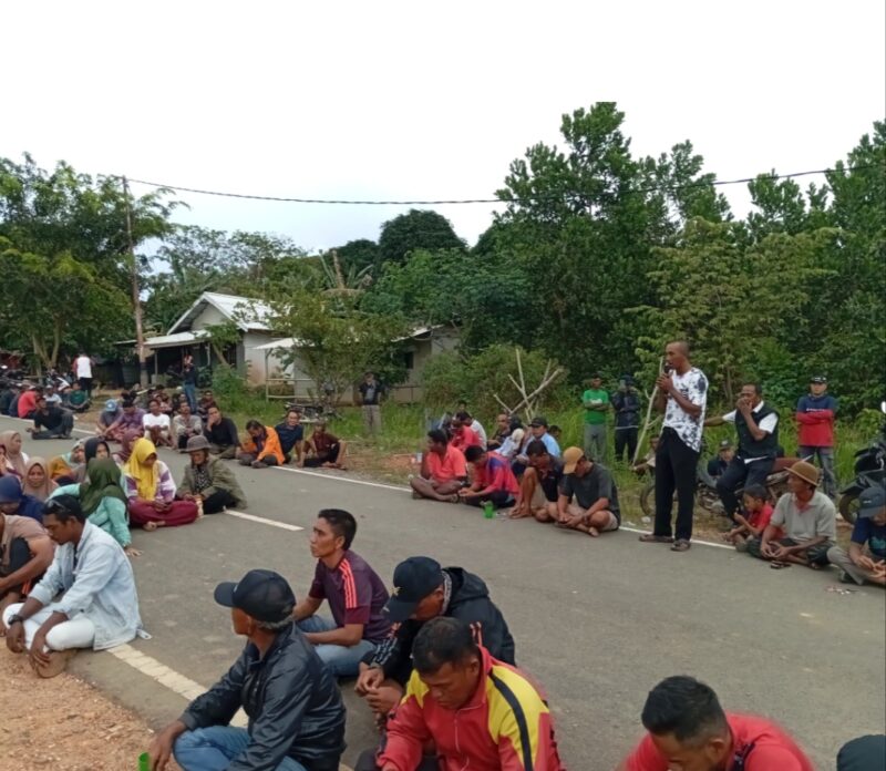 Warga Sembulang Hulu berkumpul di pos pengamanan warga pasca terjadi bentrokan yang mengakibatkan delapan warga terluka dan harus dirawat di rumah sakit, foto diambil beberapa waktu lalu. Matapedia6.com/Luci