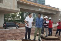 Kepala BP Batam Rudi saat meninjau progres pengerjaan flyover Sei Ladi, Selasa (24/12). Foto:Dok/Humas