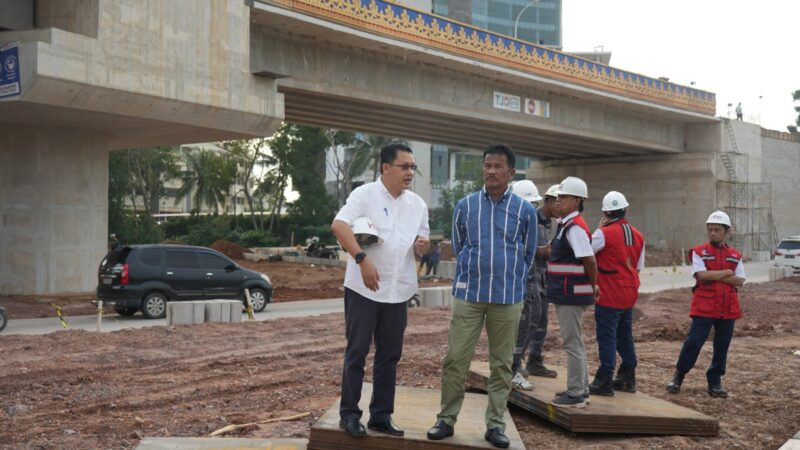 Kepala BP Batam Rudi saat meninjau progres pengerjaan flyover Sei Ladi, Selasa (24/12). Foto:Dok/Humas 