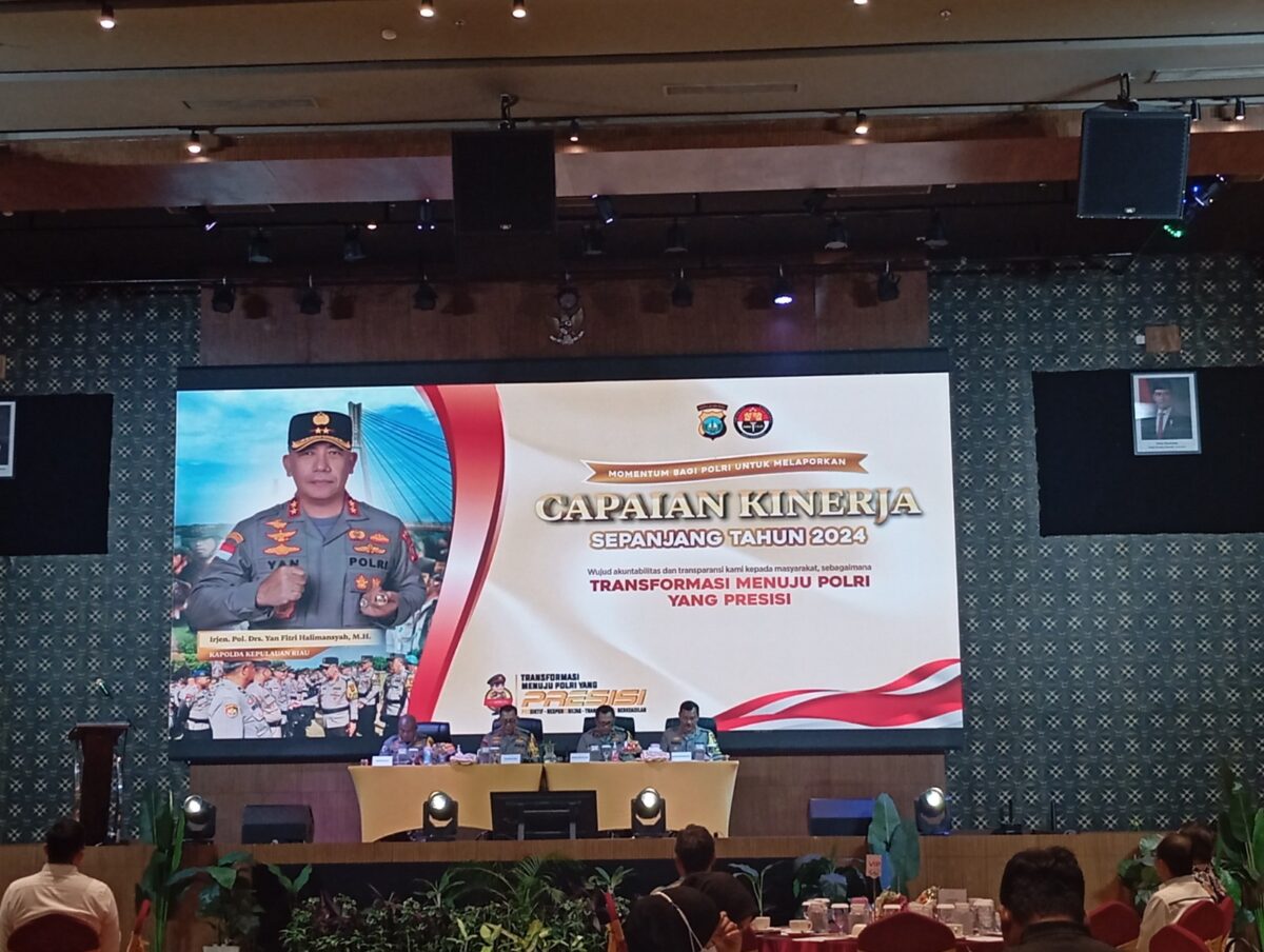 Kapolda Kepri Irjen Pol Yan Fitri Halimansyah dalam rilis akhir tahun 2024 di Hotel Aston, Senin (30/12/2024). Foto:rega/matapedia﻿