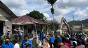 Tim gabungan saat melakukan penggusuran rumah warga di Tembesi tower Tembesi, Kota Batam, Rabu (8/1/2025) Matapedia6.com/Zalfirega