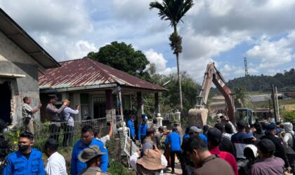 Tim gabungan saat melakukan penggusuran rumah warga di Tembesi tower Tembesi, Kota Batam, Rabu (8/1/2025) Matapedia6.com/Zalfirega