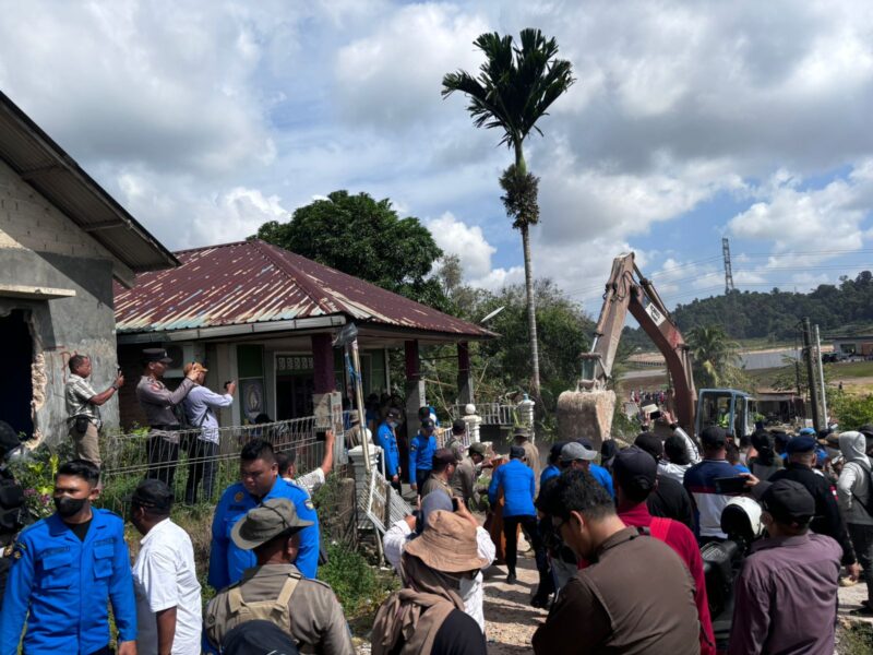 Tim gabungan saat melakukan penggusuran rumah warga di Tembesi tower Tembesi, Kota Batam, Rabu (8/1/2025) Matapedia6.com/Zalfirega