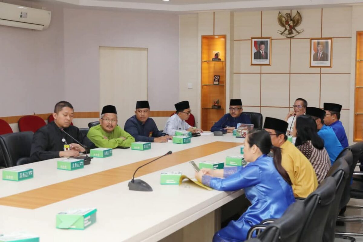 Sekda Batam Jefridin dan Kepala Dinas Tenaga Kerja Batam (Disnaker) Rudi tengah, Jumat (10/1). Foto:Diskominfo