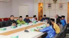 Sekda Batam Jefridin dan Kepala Dinas Tenaga Kerja Batam (Disnaker) Rudi tengah, Jumat (10/1). Foto:Diskominfo