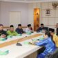 Sekda Batam Jefridin dan Kepala Dinas Tenaga Kerja Batam (Disnaker) Rudi tengah, Jumat (10/1). Foto:Diskominfo