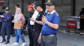 Kadis Kominfo Rudi saat mengajak masyarakat untuk membuang sampah pada tempatnya, Sabtu (25/1). Foto:Diskominfo