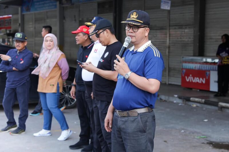 Kadis Kominfo Rudi saat mengajak masyarakat untuk membuang sampah pada tempatnya, Sabtu (25/1). Foto:Diskominfo