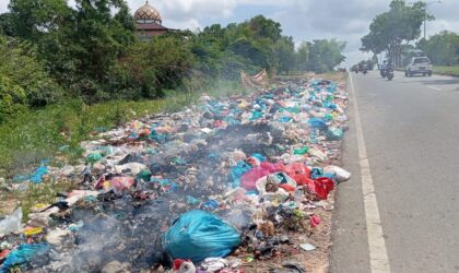 Tumpukan sampah dan asap dari pembakaran sampah ganggu pengendara yang hendak ke Jembatan Barelang, Minggu (5/1/2025). Matapedia6.com/Luci.