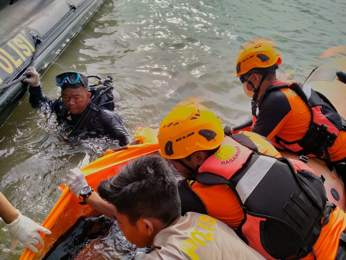 Petugas dari Basarnas dan juga Polairud Polda Kepri saat melakukan evakuasi jenazah Sandi Suwardi di perairan Tanjungriau Sekupang, Senin (6/1/2025). Matapedia6.com/Dok Basarnas