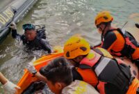 Petugas dari Basarnas dan juga Polairud Polda Kepri saat melakukan evakuasi jenazah Sandi Suwardi di perairan Tanjungriau Sekupang, Senin (6/1/2025). Matapedia6.com/Dok Basarnas