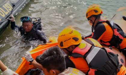 Petugas dari Basarnas dan juga Polairud Polda Kepri saat melakukan evakuasi jenazah Sandi Suwardi di perairan Tanjungriau Sekupang, Senin (6/1/2025). Matapedia6.com/Dok Basarnas