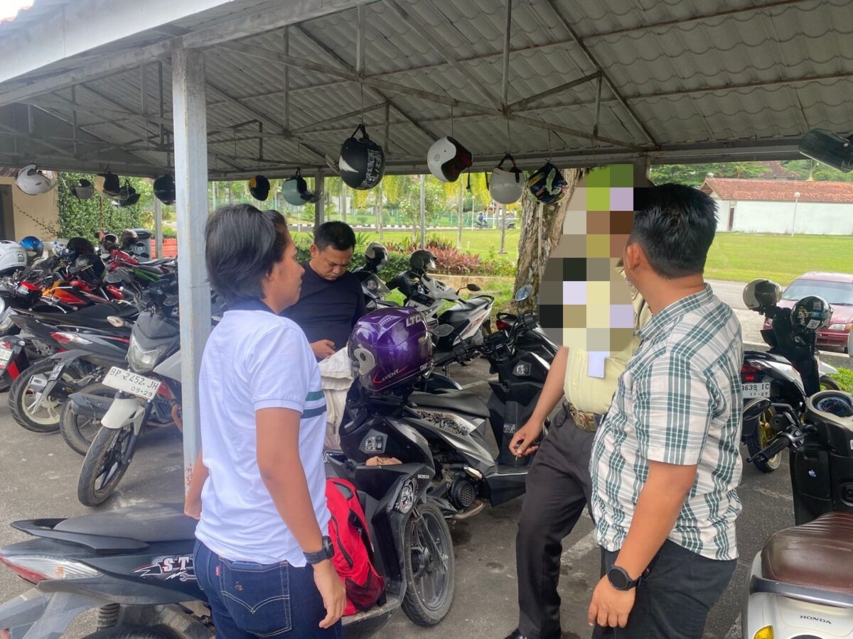 Anggota Polsek Bandara Hang Nadim Kota Batam bersama pelaku pencurian motor di parkiran Bandara, usai ditangkap di tempat kerjanya, Minggu (5/1/2025) lalu. Matapedia6.com/ Dok Polsek.