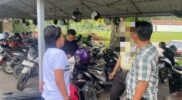 Anggota Polsek Bandara Hang Nadim Kota Batam bersama pelaku pencurian motor di parkiran Bandara, usai ditangkap di tempat kerjanya, Minggu (5/1/2025) lalu. Matapedia6.com/ Dok Polsek.