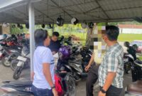 Anggota Polsek Bandara Hang Nadim Kota Batam bersama pelaku pencurian motor di parkiran Bandara, usai ditangkap di tempat kerjanya, Minggu (5/1/2025) lalu. Matapedia6.com/ Dok Polsek.