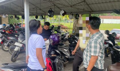 Anggota Polsek Bandara Hang Nadim Kota Batam bersama pelaku pencurian motor di parkiran Bandara, usai ditangkap di tempat kerjanya, Minggu (5/1/2025) lalu. Matapedia6.com/ Dok Polsek.