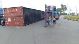 Muatan mobil kontainer jatuh di bundaran Baskem Batuaji, Kota Batam, Arus kendaraan sempat padat merayap, Selasa (7/1/2025). Matapedia6.com/ Zalfirega