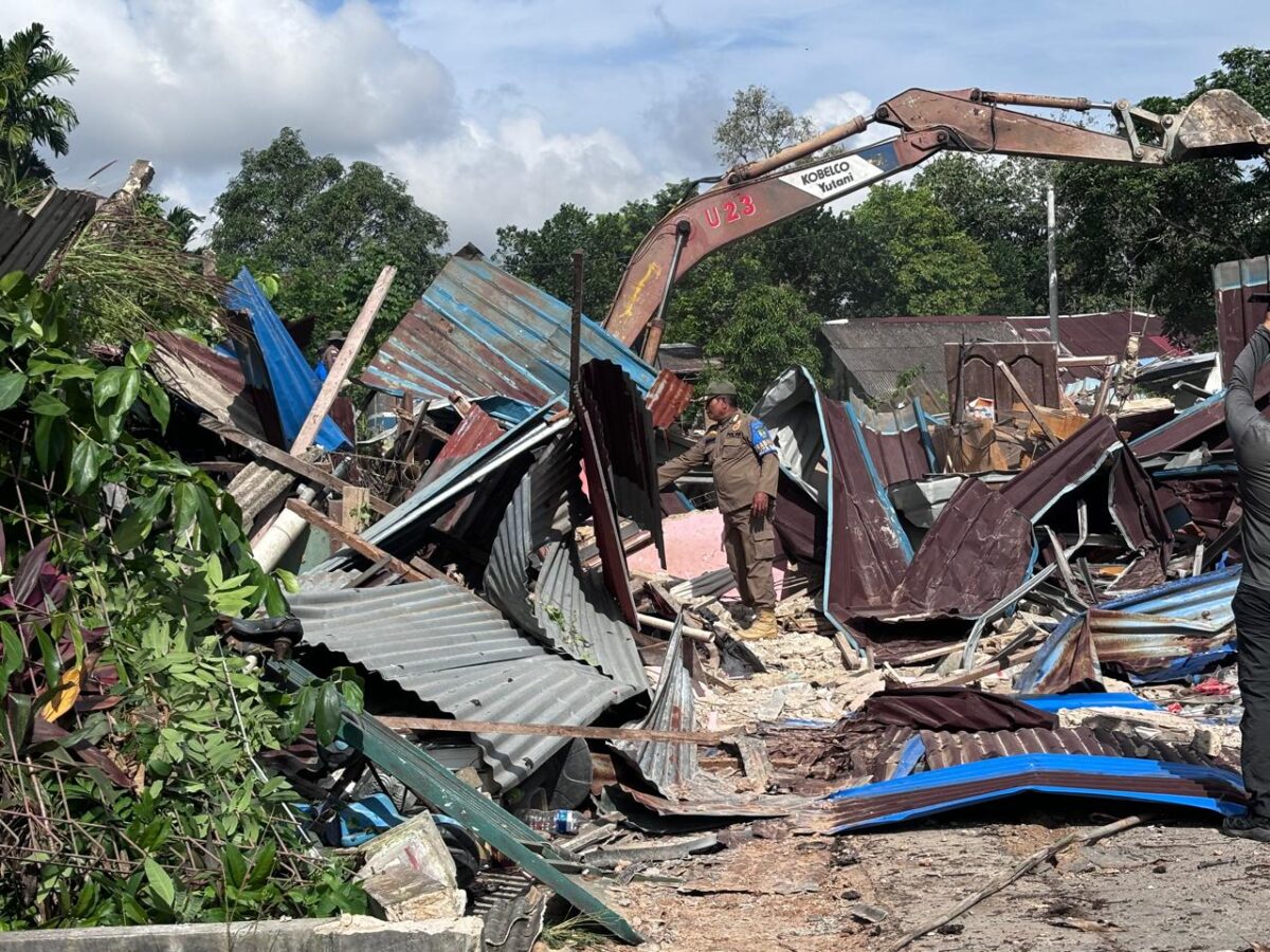 Tim terpadu tertibkan rumah warga Tembesi Tower, Rabu (8/1). Foto:Rega/matapedia
