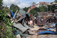 Tim terpadu tertibkan rumah warga Tembesi Tower, Rabu (8/1). Foto:Rega/matapedia