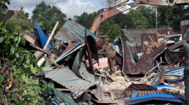 Tim terpadu tertibkan rumah warga Tembesi Tower, Rabu (8/1). Foto:Rega/matapedia