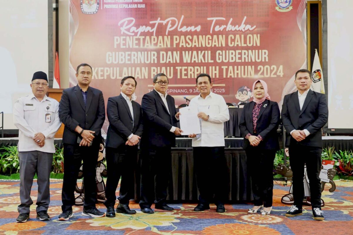 Komisi Pemilihan Umum (KPU) Provinsi tetapkan Ansar Ahmad-Nyanyang Haris Pratamura sebagai pemenang di Pilgub Kepri 2024. Penetapan dilaksanakan di di TCC Aston Hotel Tanjungpinang, Kamis (9/1/2025). Matapedia6.com/ Diskominfo Kepri