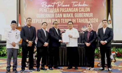 Komisi Pemilihan Umum (KPU) Provinsi tetapkan Ansar Ahmad-Nyanyang Haris Pratamura sebagai pemenang di Pilgub Kepri 2024. Penetapan dilaksanakan di di TCC Aston Hotel Tanjungpinang, Kamis (9/1/2025). Matapedia6.com/ Diskominfo Kepri