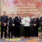 Komisi Pemilihan Umum (KPU) Provinsi tetapkan Ansar Ahmad-Nyanyang Haris Pratamura sebagai pemenang di Pilgub Kepri 2024. Penetapan dilaksanakan di di TCC Aston Hotel Tanjungpinang, Kamis (9/1/2025). Matapedia6.com/ Diskominfo Kepri
