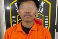 Salah satu tersangka pencurian sepeda motor yang ditangkap Unitreskrim Polsek Lubuk Baja, Jumat (10/1/2025). Matapedia6.com/Dok Polsek