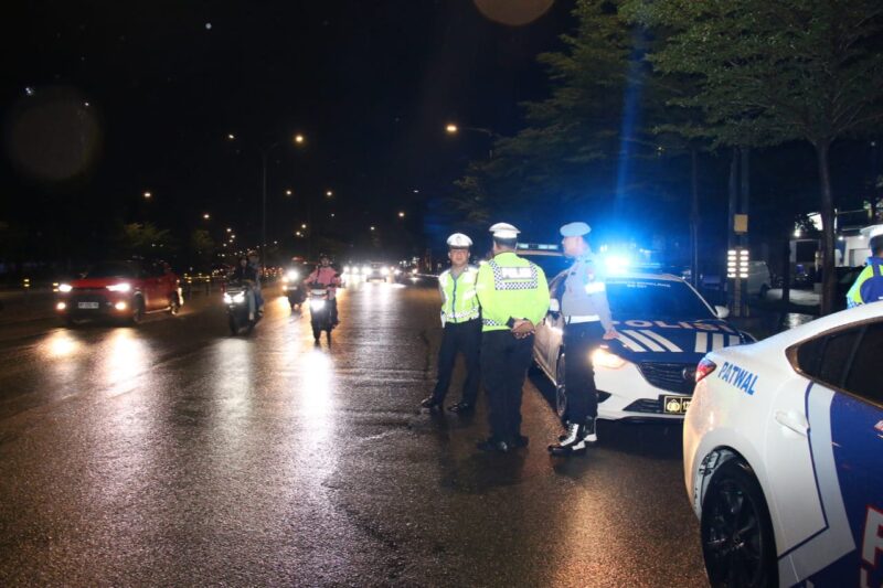 Anggota Polresta Barelang saatemantau situasi arus lalu lintas di salah satu jalan di Kota Batam saat Patroli, Minggu (12/1/2025). Matapedia6.com/ Dok Polresta