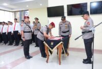 Kombes Pol Ade Mulyana saat melakukan penandatanganan serah terima tugas sebagai Direktur Reserse Kriminal Umum Polda Kepri, di lobi utama Polda Kepri, Senin (13/1/2025). Matapedia 6.com/ Dok Humas Polda