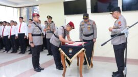 Kombes Pol Ade Mulyana saat melakukan penandatanganan serah terima tugas sebagai Direktur Reserse Kriminal Umum Polda Kepri, di lobi utama Polda Kepri, Senin (13/1/2025). Matapedia 6.com/ Dok Humas Polda