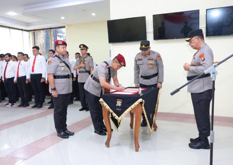 Kombes Pol Ade Mulyana saat melakukan penandatanganan serah terima tugas sebagai Direktur Reserse Kriminal Umum Polda Kepri, di lobi utama Polda Kepri, Senin (13/1/2025). Matapedia 6.com/ Dok Humas Polda