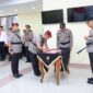 Kombes Pol Ade Mulyana saat melakukan penandatanganan serah terima tugas sebagai Direktur Reserse Kriminal Umum Polda Kepri, di lobi utama Polda Kepri, Senin (13/1/2025). Matapedia 6.com/ Dok Humas Polda