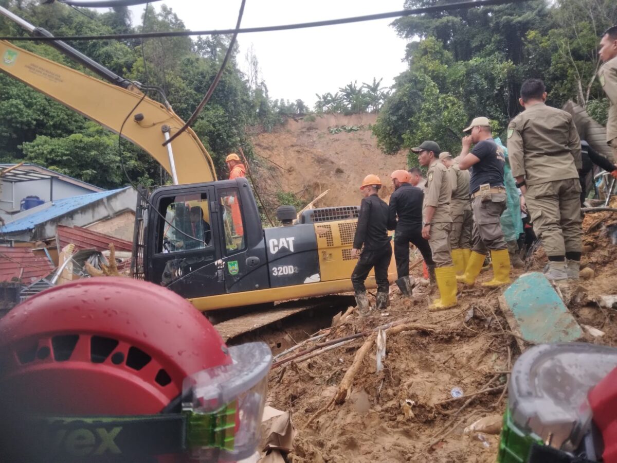 Satu alat berat dikerahkan untuk evakuasi korban longsor di Tiban Batam, Senin (13/1). Foto:Luci/matapedia