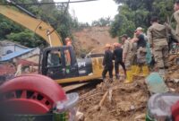 Satu alat berat dikerahkan untuk evakuasi korban longsor di Tiban Batam, Senin (13/1). Foto:Luci/matapedia