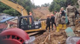 Satu alat berat dikerahkan untuk evakuasi korban longsor di Tiban Batam, Senin (13/1). Foto:Luci/matapedia